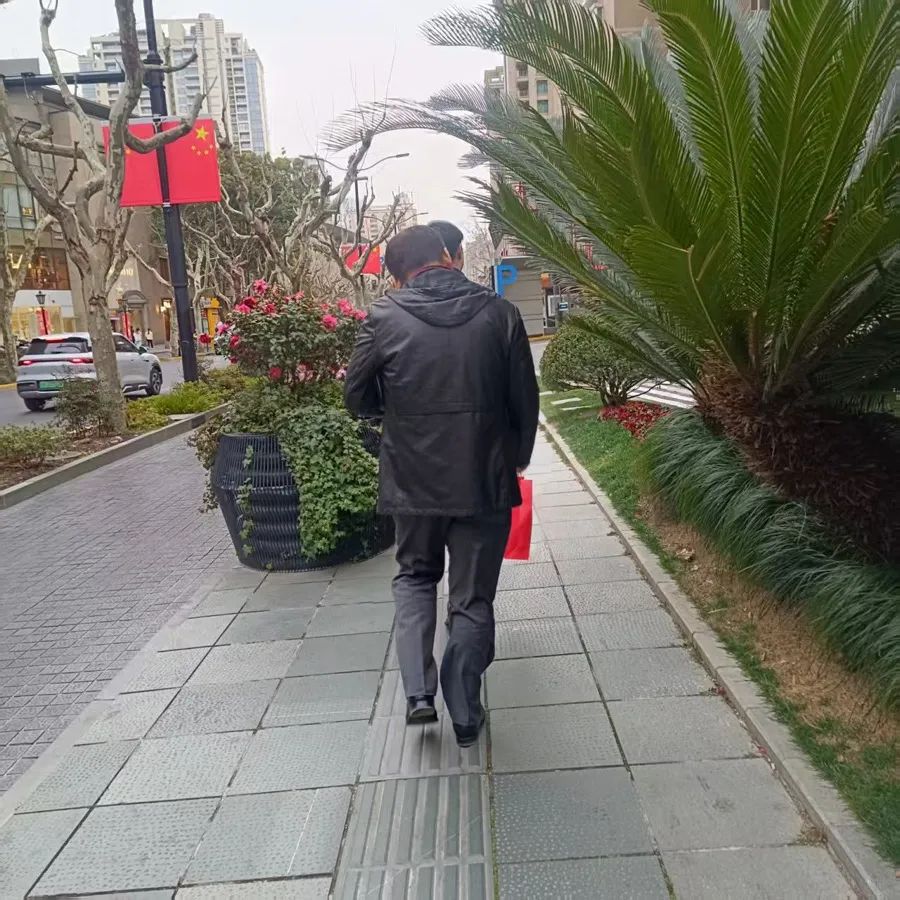 DƬ